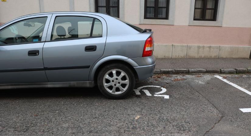 Rokkantparkolót kapott a pécsi „gépzsíros rém” – vajon ez megfékezi az ámokfutót?