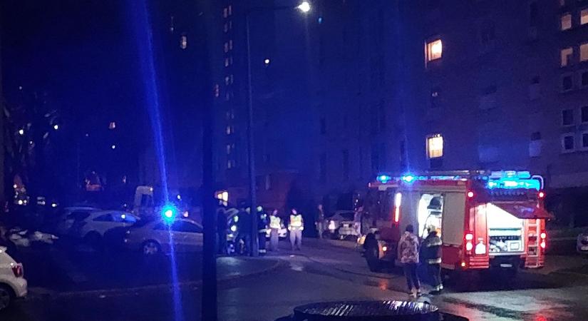 Hatalmas a baj: kigyulladt egy autó Pécsen, a forgalmas kereszteződésben