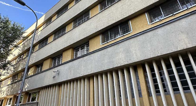 Egyre durvább és mocskosabb ügynek tűnik a Szőlő utcai botrány: az igazgatói iroda melletti fürdőszobás lakrészből bizonyítékokat tüntethetett el az egyik nevelő