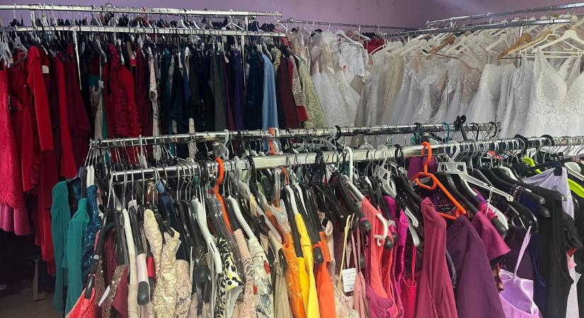 Itt az ország gigakiárusítása, Győrben most ezer forint az estélyi ruha