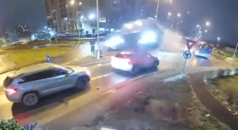 Elszállt a körforgalomba nagy sebességgel behajtó autó