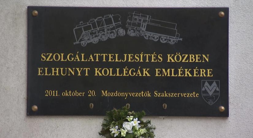 Tragédia a vasúti átjárókban: azt hitték, messze még a vonat