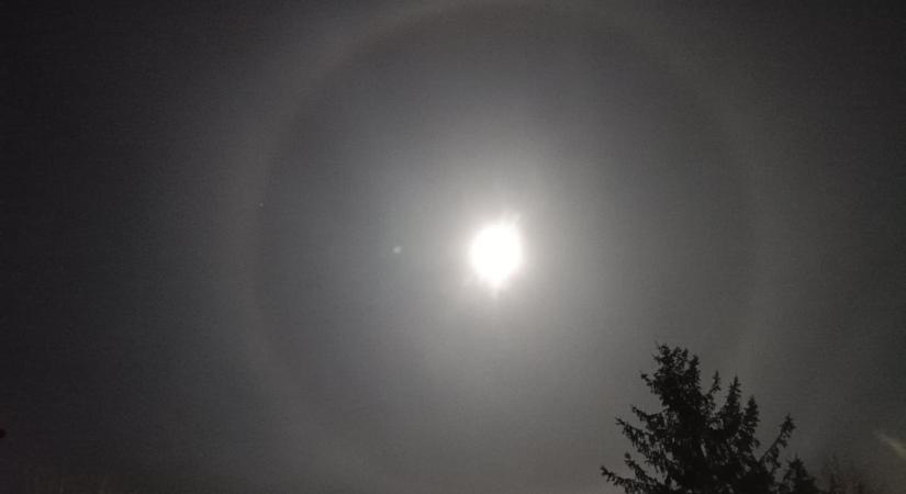 Látványos jelenség Debrecen egén