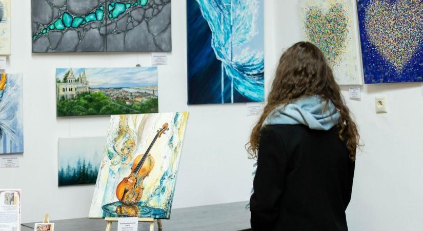 Helyi kötődésű művész képeit csodálhatjuk meg, advent jegyében különleges kiállítás nyílt Kerekegyházán – fotók
