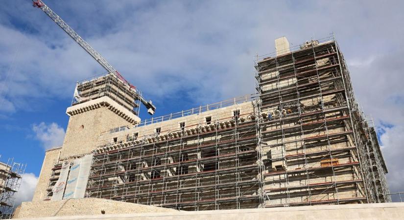 Elhallgatnak a kritikusok: eddig szidták, hogyan újítják fel Magyarország legszebb várát, most megmutatták belülről – fotógaléria, videó