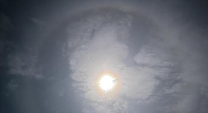 Haló karikázza be a teliholdat keleten