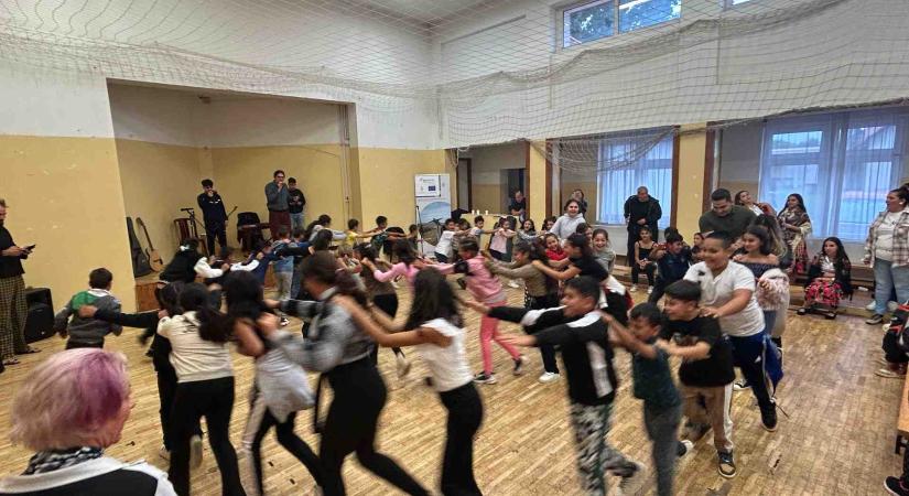 MEGHALLGATNI A MÁSIKAT Beszélgetés Simon Balázzsal és Molnár-Keresztyén Gabriellával