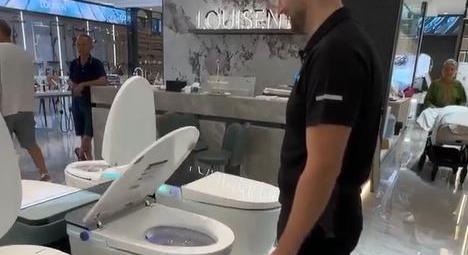 Az önmagát lehúzó okos WC – A nap videója