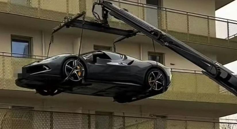 Nem hiszi el, hol parkolta le Ferrariját a bécsi tulajdonos – fotón mutatjuk