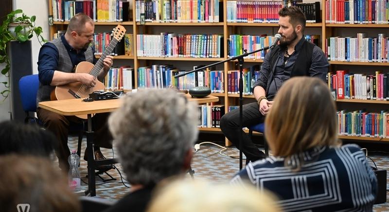 Hangok az időn túlról – a Szélcsepp együttes műsora a sárvári könyvtárban