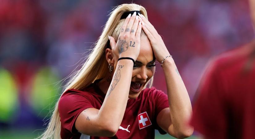 Rá figyel a világ, nekivetkőzött a fehérneműmodellnek is túl dögös focistalány