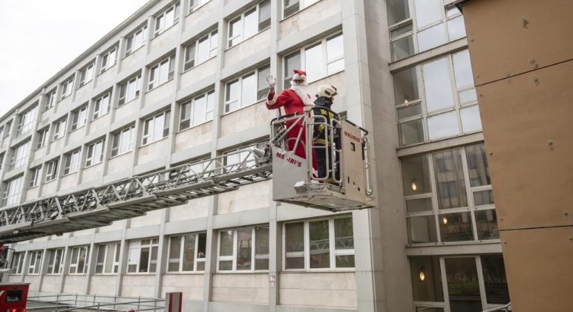 Tűzoltók vitték az egri kórházba a Mikulást