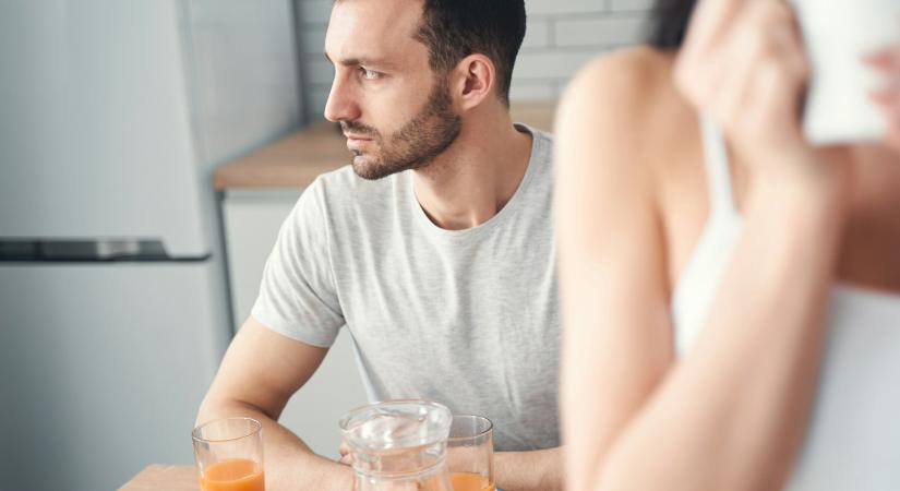 „Rábeszélte, hogy kezdjen viszonyt” – Férfiak története párjuk legrosszabb barátnőiről