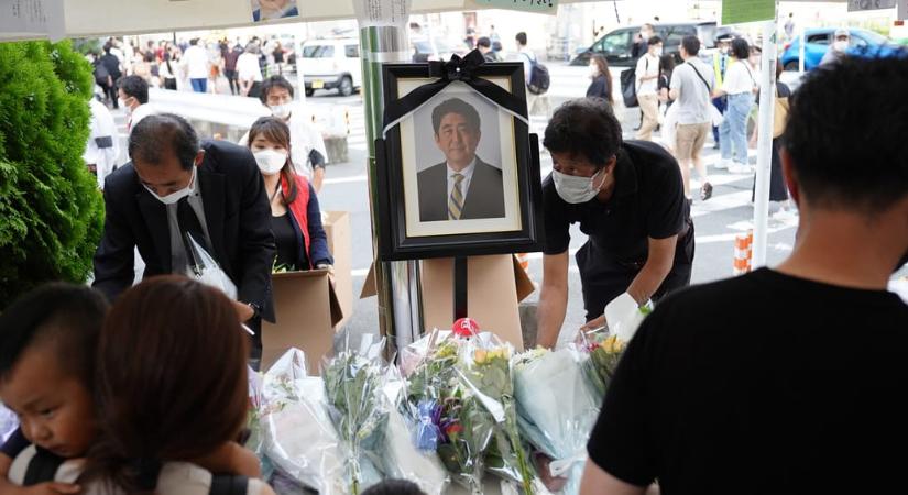 Bocsánatot kért a családtól a japán exkormányfő gyilkosa