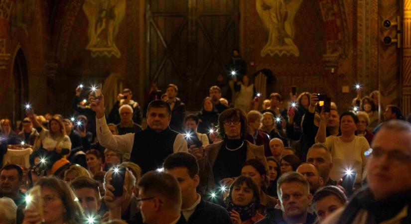 Venite adoremus – Adventi flashmobra, szentmisére és dicsőítő koncertekre invitálják a híveket a Mátyás-templomba