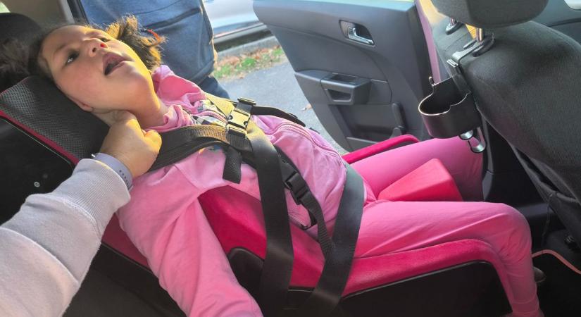 Szörnyű hírt kaptunk a sztrókos kislány anyukájától, újabb csapás érte Kingáékat videó