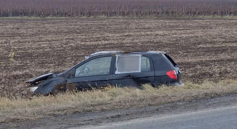 Vadnyugati állapotokat idéznek az utak mentén kibelezett autóroncsok Hevesben