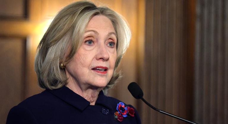 Összefüggés lehet a novicsokkal meggyilkolt brit nő halála és Hillary Clinton kampányának meghekkelése közzött