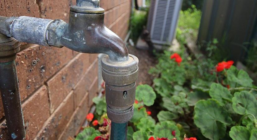 Csőtörés a kertben? Egyetlen mozdulaton múlik, hogy ne legyen katasztrófa