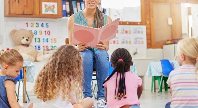 Így csökkenti a kormány decembertől az óvodapedagógusok terheit