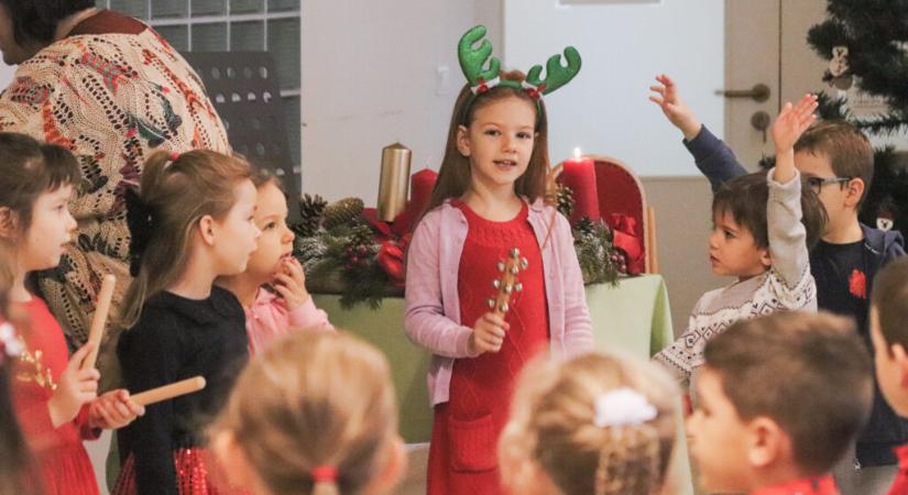 Óvodások énekeltek a zeneiskolába látogató Mikulásnak