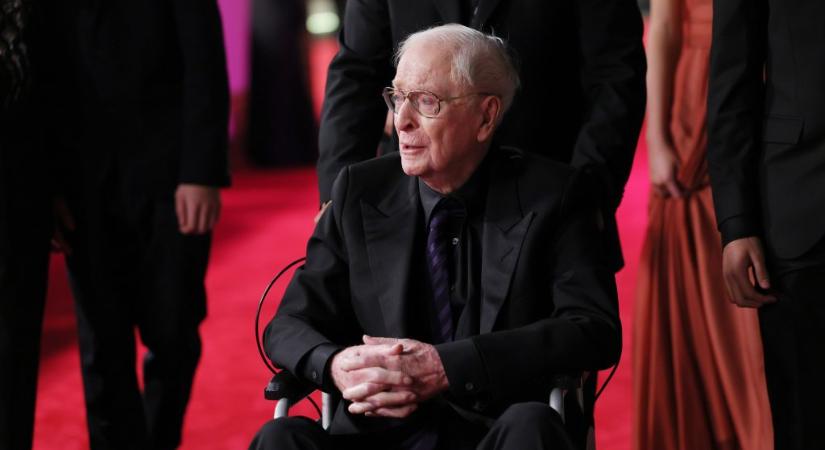 A 92 éves Michael Caine kerekesszékben ülve bukkant fel egy filmfesztivál vörös szőnyegén