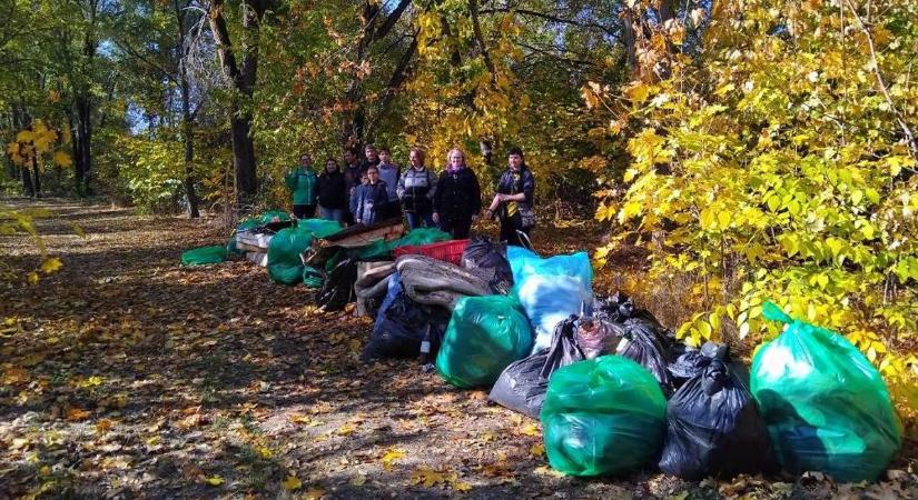 Újra bevetésre indulnak a szegedi Erdőmentők: a tarjáni erdősávot mentik meg a szeméttől