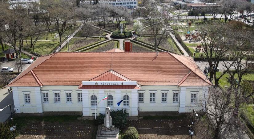 Szakállas törpéket láttak a kunhegyesi városházánál