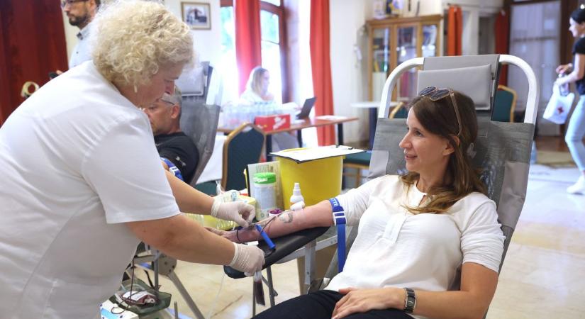 Akár kerékpáros pihenőhelyen, gimnáziumban vagy hotelben is folyhat a vér