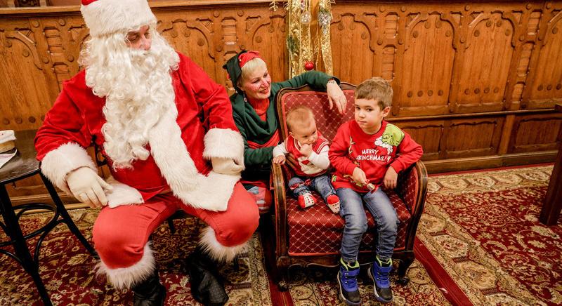 A kaposvári városházát is meglátogatta a mikulás