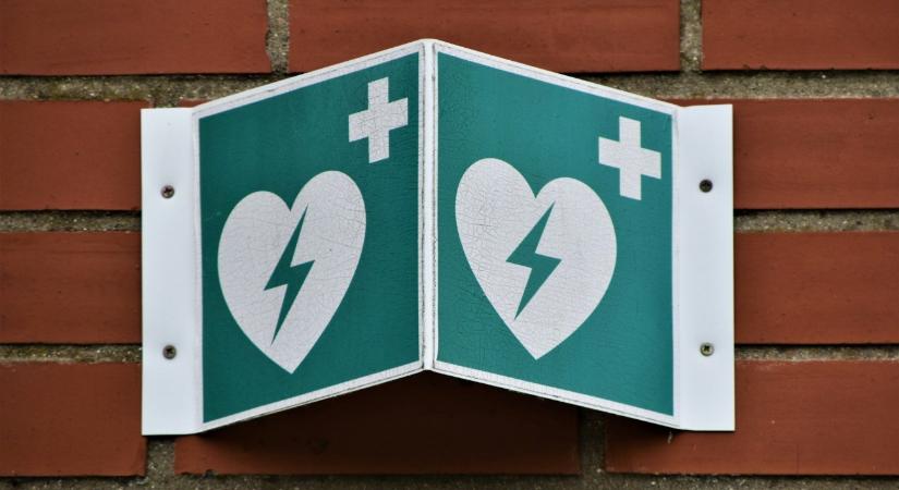 Nem adták ki a defibrillátort a forgalmi irodából, amikor rosszul lett egy férfi a Határ úti metró bejáratánál