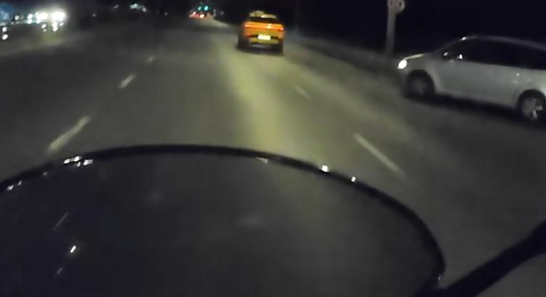 Videón, ahogy motorost gázol a szabálytalan sofőr