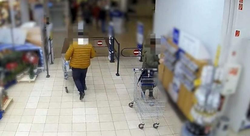 Durva lopássorozat Vasban: fizetés nélkül tolták ki a telepakolt bevásárlókocsit több üzletből is - videóval