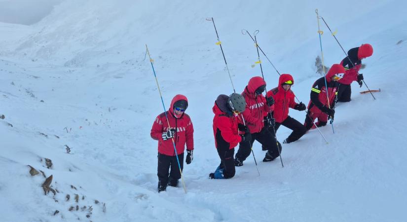 Lavinaveszély miatt fel kellett függeszteni a Bucsecs-hegységben eltűnt brit fiatal keresését