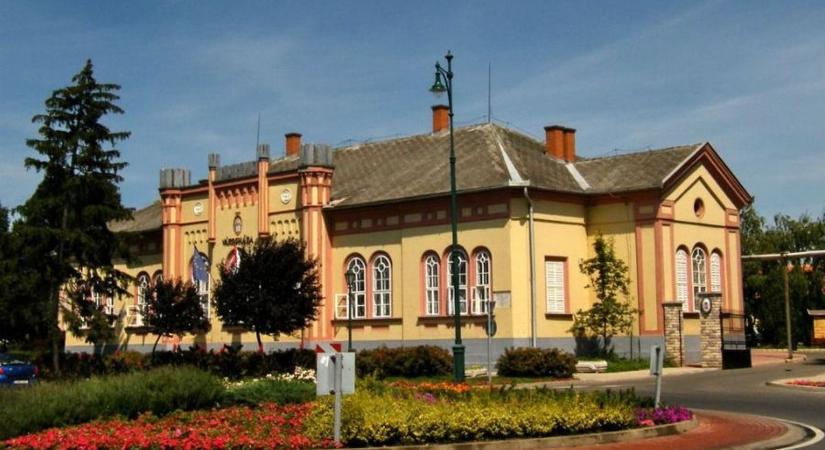 Egyszeri karácsonyi támogatást kapnak a 65 év felettiek, ezekben a napokban csenget a postás