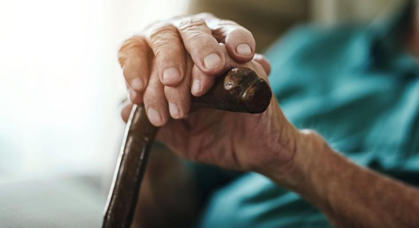 Pár nap alatt kifosztották az idős, gyászoló férfit: több mint 1 millióját és az autóját is elvették