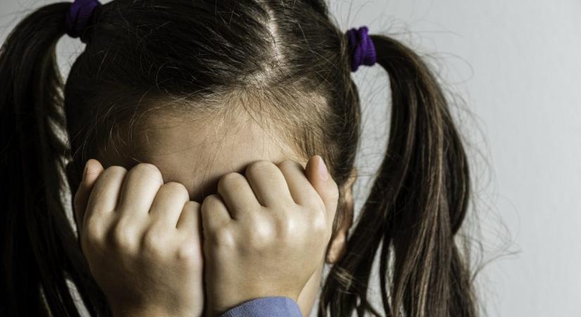 Arra kérte egy 9 éves árva kislány a nevelőapját, aludjon vele, mert hiányzik neki a pár meghalt anyja, erre a férfi szexuális cselekményt végzett vele