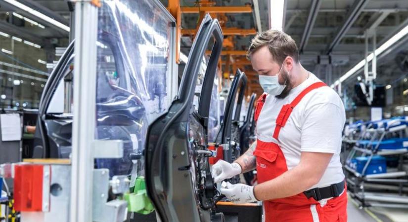 SH: októberben az előző év azonos időszakához mérten 2,7 százalékkal mérséklődött, az előző hónaphoz képest 0,5 százalékkal bővült az ipari termelés