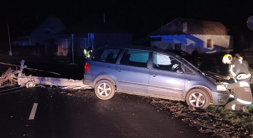 Kidöntött egy villanyoszlopot egy személyautó Kétegyházán
