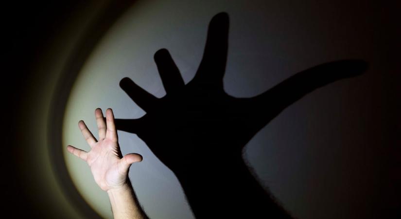 13 és fél év fegyházat kapott a férfi, aki megerőszakolta élettársa 9 éves kislányát, miután az anya meghalt