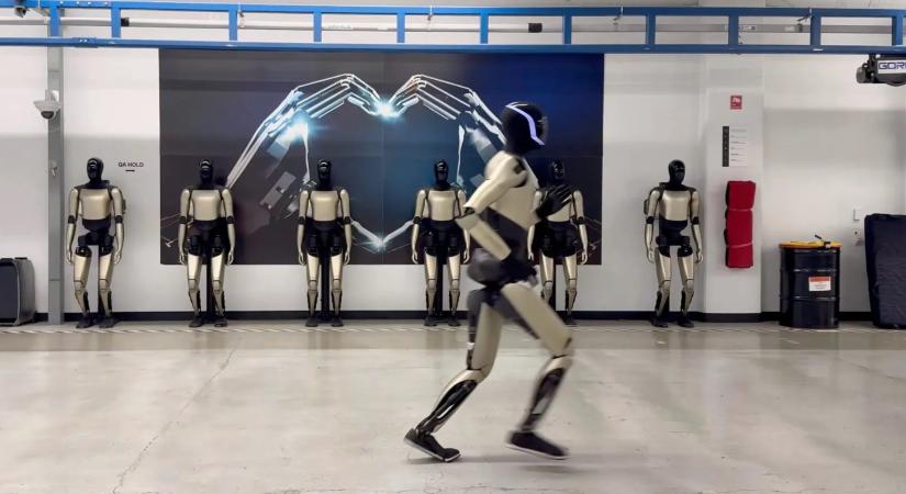 Elkpeszten emberi, ahogyan Elon Musk robotja fut