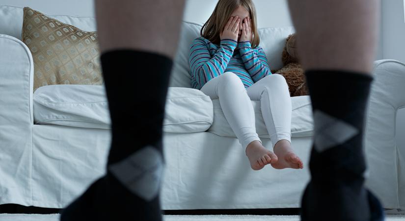 Helybenhagyták a nevelt lányát molesztáló férfi büntetését