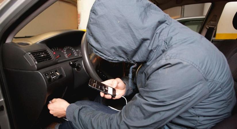 “Csak hagyd a kerék mögött!” – így vált egy ártatlan gesztus autólopássá Füzesabonyban