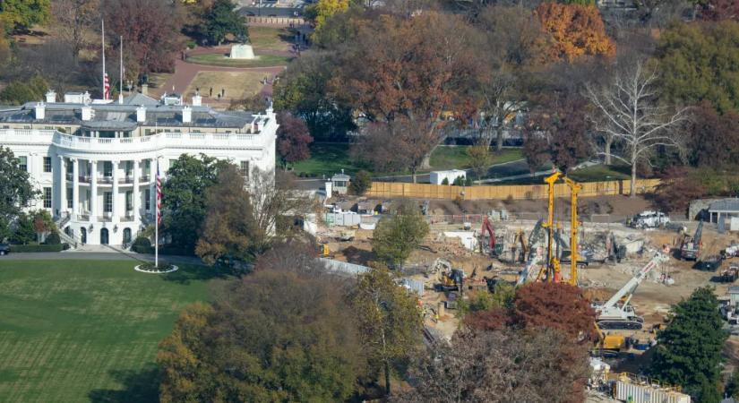 Akkorára nőtt Trump Fehér Ház mellé álmodott báltermének terve, hogy lecserélték az építészcéget