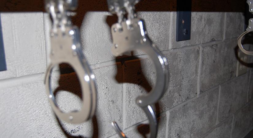 Kilencéves nevelt lányát molesztálta, 13 és fél évet kapott