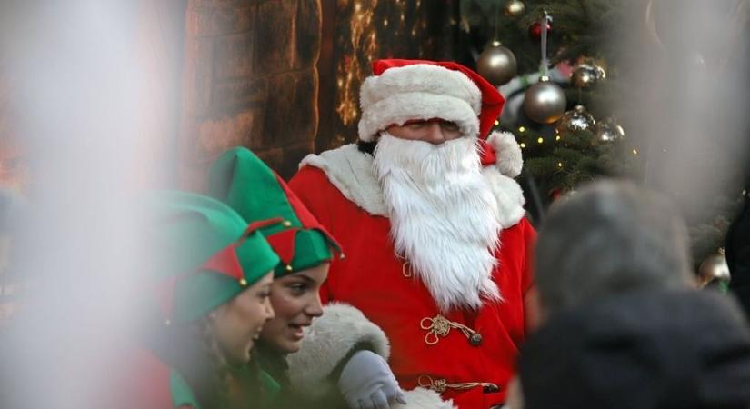 Kisvonat, fények és arcfestés: érkezik a füredi Mikulás