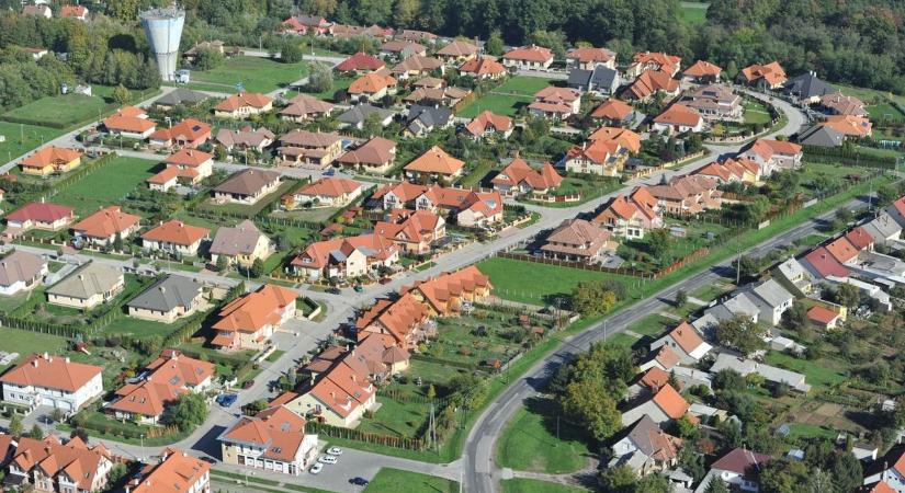 A kaposvári ingatlanpiacon járunk – de néha úgy érezni, mintha Beverly Hillsben böngésznénk