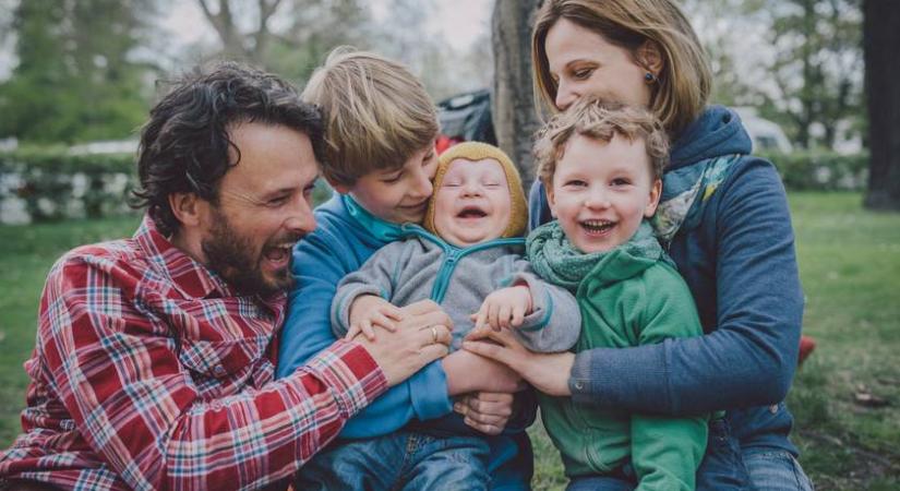 Pénz érkezik sok családnak 2026 elején: ekkor jön az utalás