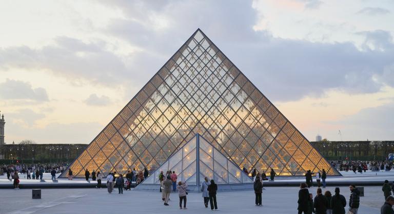 A Louvre emeli a jegyárakat, de csak a nem európaiak számára