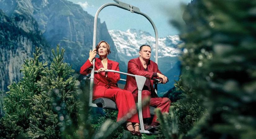 Kegyetlenül szellemesen leplezik le az érzelmeiknek kiszolgáltatott emberek öncsalásait